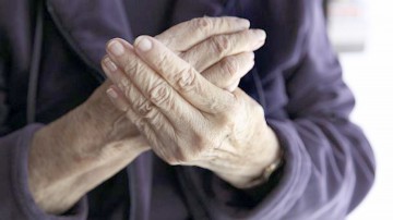 Femeia care a furat pensia unei bătrâne rămâne sub control judiciar